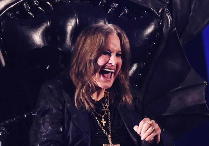 Ozzy Osbourne sorridente al suo concerto di addio (Foto dalla pagina Fb dell'artista) Ozzy Osbourne sorridente al suo concerto di addio (Foto dalla pagina Fb dell'artista)