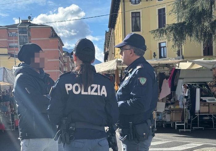 Luino, denunciate dalla polizia due borseggiatrici al mercato del mercoledì Luino, denunciate dalla polizia due borseggiatrici al mercato del mercoledì