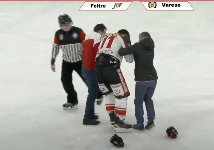 Fantinel portato fuori a braccia dalla pista dopo il colpo subito da Schina