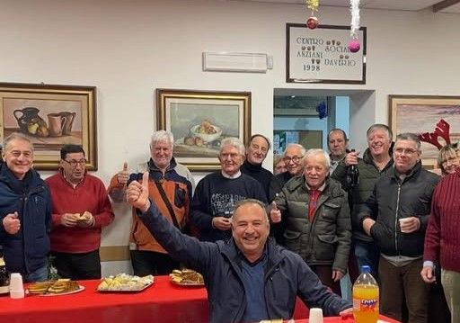 Il sindaco di Daverio Marco Colombo con i volontari del Centro Anziani