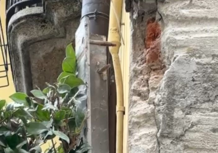 Il muro danneggiato dal passaggio del camion a Daverio (foto dalla pagina Facebook del sindaco) Il muro danneggiato dal passaggio del camion a Daverio (foto dalla pagina Facebook del sindaco)