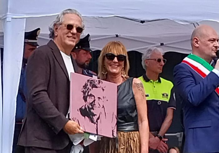 Lo chef Giorgio Locatelli riceve il ritratto realizzato dall'artista Giuliana Rossatti Lo chef Giorgio Locatelli riceve il ritratto realizzato dall'artista Giuliana Rossatti