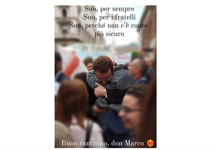 Momenti di festa a Santa Croce. Marco Zambon con don Antonio Corvi, lo striscione, il portico con l'immagine di don Angelo Volontè