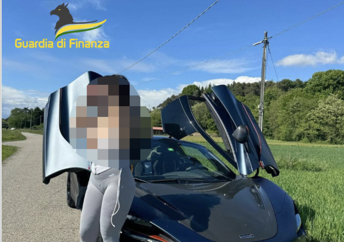 La donna finita nel mirino della Finanza pubblicava spesso foto con auto di lusso La donna finita nel mirino della Finanza pubblicava spesso foto con auto di lusso
