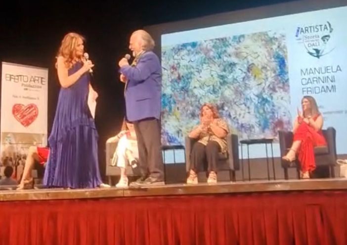 VIDEO. Manuela Carnini premiata dal figlio di Salvador Dalì