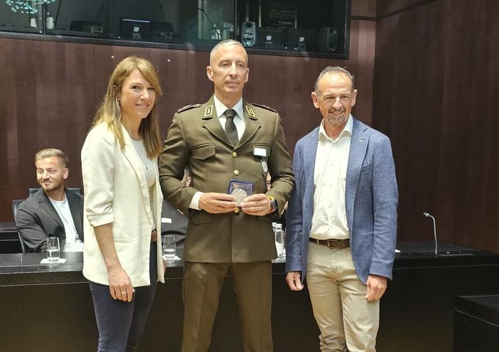 La premiazione dell'agente della polizia cantonale La premiazione dell'agente della polizia cantonale