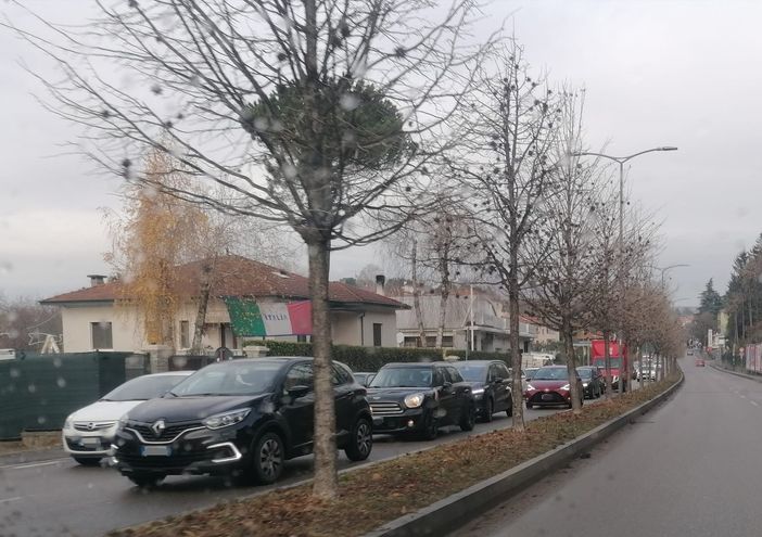 Senso unico alternato in via Gasparotto e il traffico va in tilt