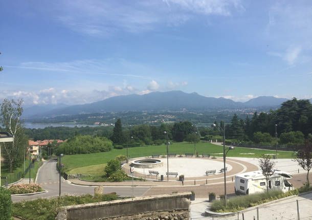 Ad Azzate la musica arriva dai tetti delle case: per ascoltare il concerto basterà affacciarsi alle finestre Ad Azzate la musica arriva dai tetti delle case: per ascoltare il concerto basterà affacciarsi alle finestre