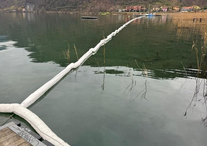 Sul lago Ceresio a Lavena Ponte Tresa sono state collocate barriere oleoassorbenti (foto dalla pagina Facebook "Io Cambio con Mastromarino sindaco")