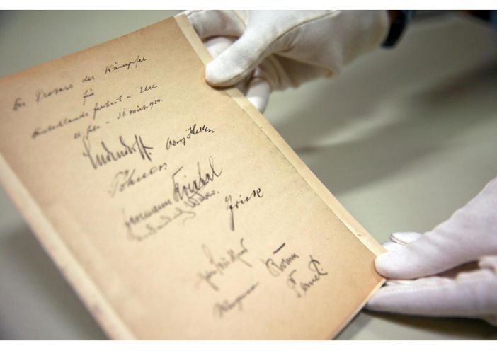 I giornali ticinesi: un imprenditore svizzero compra all'asta cimeli di Hitler per evitare che diventino oggetti di culto I giornali ticinesi: un imprenditore svizzero compra all'asta cimeli di Hitler per evitare che diventino oggetti di culto