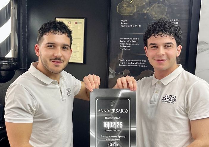 I fratelli Raccosta festeggiano il primo anno di attività di "Pasko Barber" a Sesto Calende