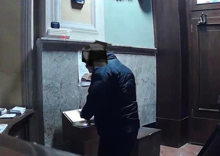 Tentano di rubare le offerte in chiesa. Ma i fedeli danno l'allarme