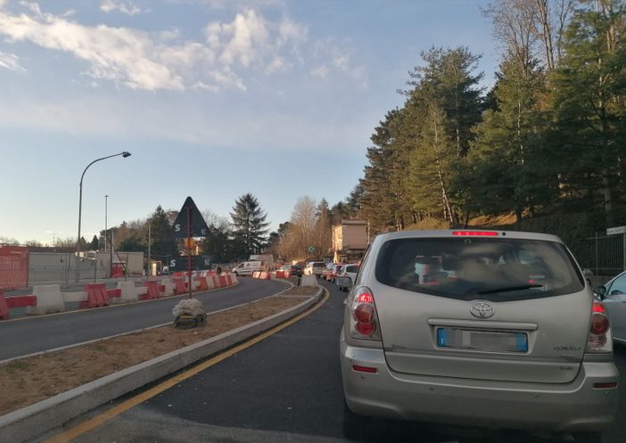 Camion fermo in via Gasparotto, traffico in tilt a Varese: code in ingresso e in uscita dalla città