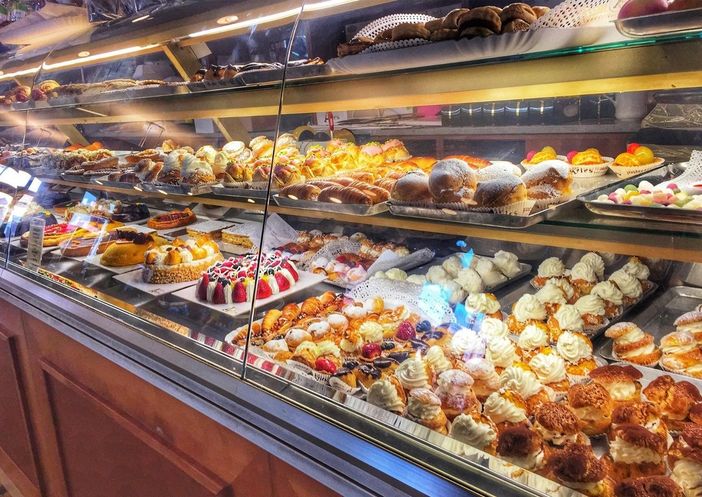 Il banco delle paste e delle torte della pasticceria Aries Giorgio di Besozzo