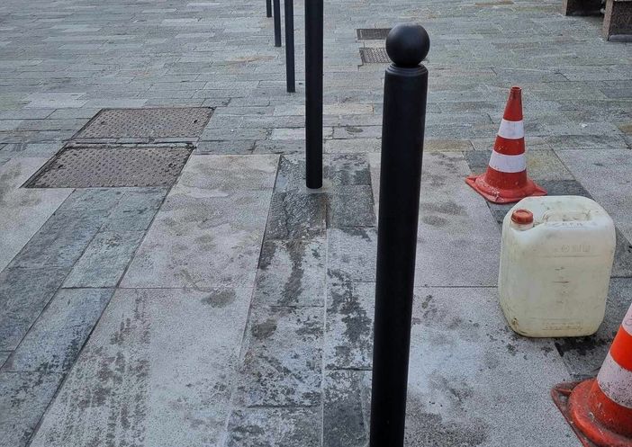 I dissuasori della sosta sulle strisce pedonali di piazza Mazzini a Casorate Sempione (foto del sindaco da Facebook) I dissuasori della sosta sulle strisce pedonali di piazza Mazzini a Casorate Sempione (foto del sindaco da Facebook)