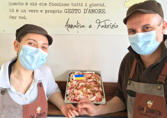 Annalisa e Fabrizio della gelateria ConoCoppetta di Azzate con il gusto Pace dedicato all'Ucraina (foto da Facebook)