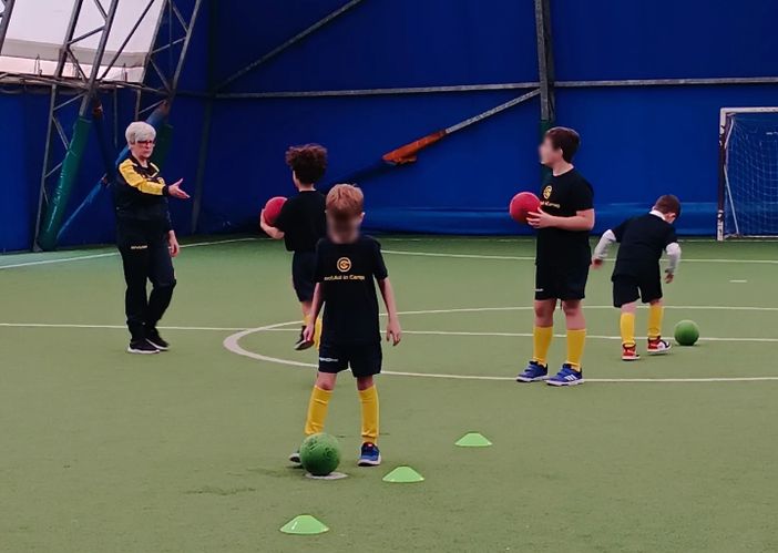 Alessia Pellegatta con i bambini di Look Aut in campo Alessia Pellegatta con i bambini di Look Aut in campo