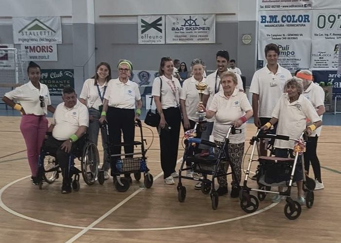 Un momento delle Olimpiadi delle case di riposo a Laveno (foto tratta dalla pagina Facebook della Menotti Bassani)