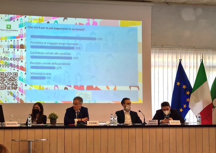 Economia, sanità e ambiente: gli studenti del “De Filippi” indicano le priorità alla politica regionale Economia, sanità e ambiente: gli studenti del “De Filippi” indicano le priorità alla politica regionale