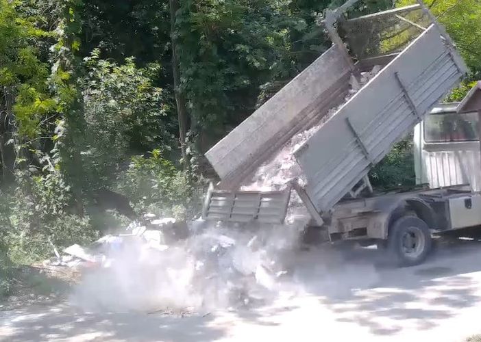 L'abbandono abusivo di rifiuti intercettato dalla Polizia Locale di Busto e, nella foto sotto all'articolo, la discarica abusiva