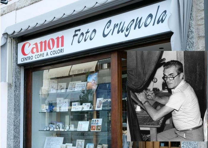 La vetrina dello storico negozio e la foto storica del fondatore Antonio Crugnola