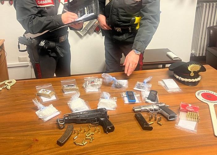 Nuova operazione antispaccio nei boschi del Varesotto dei carabinieri: sequestrati droga e armi Nuova operazione antispaccio nei boschi del Varesotto dei carabinieri: sequestrati droga e armi
