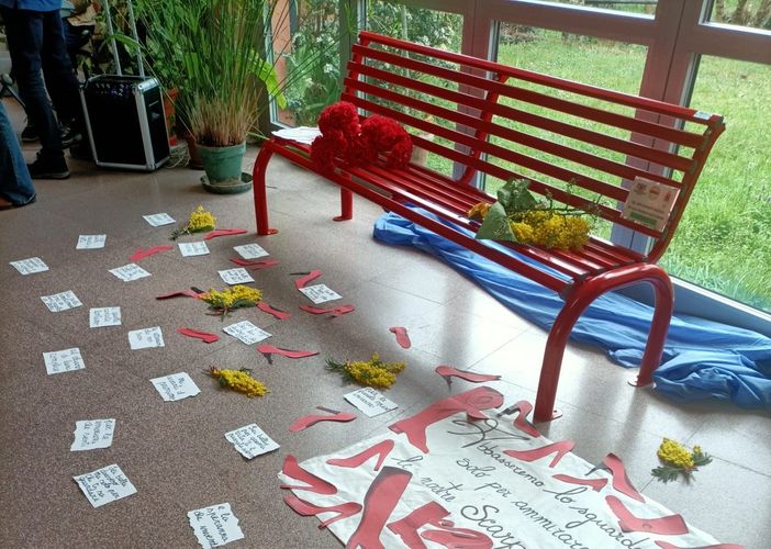 La panchina rossa donata dall'Anpi Gavirate alla scuola Carducci La panchina rossa donata dall'Anpi Gavirate alla scuola Carducci