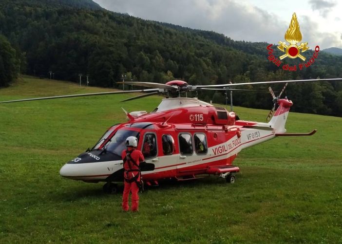 Cercatore di funghi disperso nel Vco, salvato dai vigili del fuoco con l'elicottero Drago Cercatore di funghi disperso nel Vco, salvato dai vigili del fuoco con l'elicottero Drago