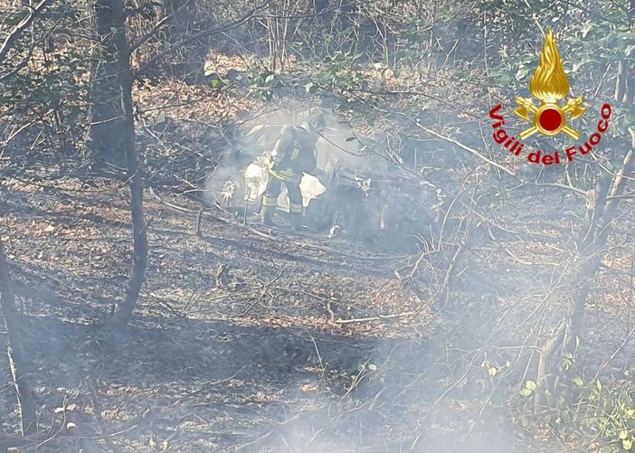 Paura durante il Rally dei Laghi: auto esce di strada e prende fuoco Paura durante il Rally dei Laghi: auto esce di strada e prende fuoco