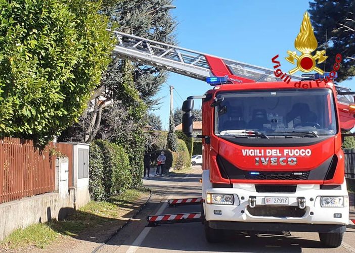 Tetto in fiamme a Carnago, intervengono i vigili del fuoco