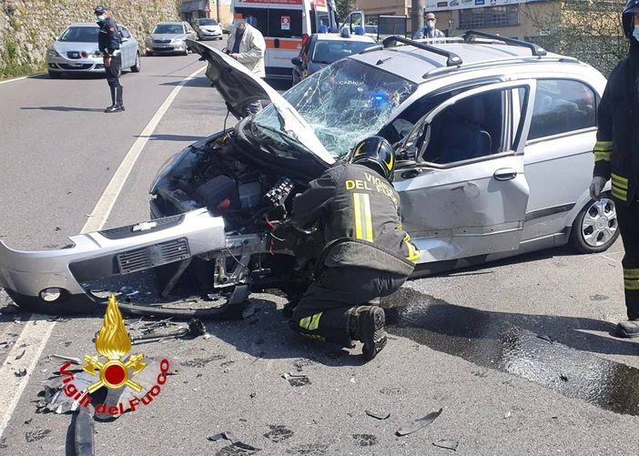 Schianto tra un'auto e un mezzo pesante sulla statale 342 a Malnate, tre persone soccorse