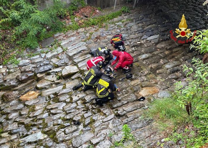 Schianto sulla Provinciale a Cittiglio, motociclista sbalzato nel torrente Boesio: interviene l'elisoccorso