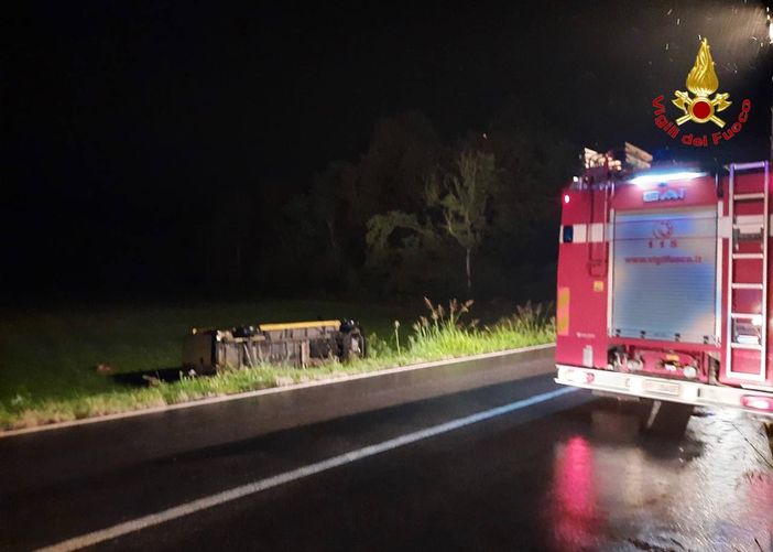 Mesenzana, furgone esce di strada e si ribalta nel prato