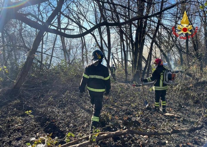 Incendio sul Monte Morone: bonifica in corso, continua il monitoraggio dei vigili del fuoco