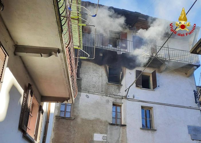 Mezzogiorno di fuoco a Curiglia con Monteviasco, in azione i vigili del fuoco
