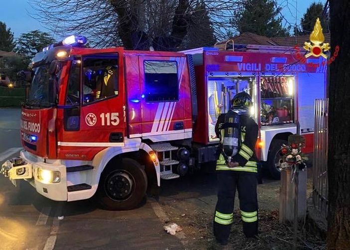 Materiale di scarto in fiamme: vigili del fuoco in azione a Carnago