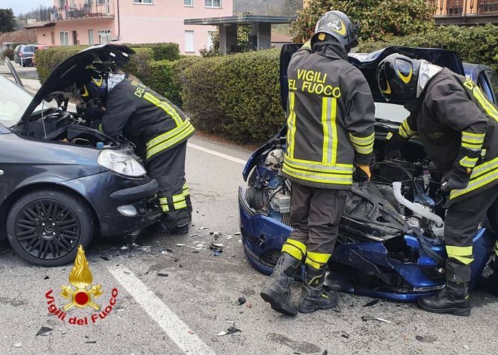 FOTO. Cremenaga, scontro frontale sulla Provinciale: due automobilisti feriti