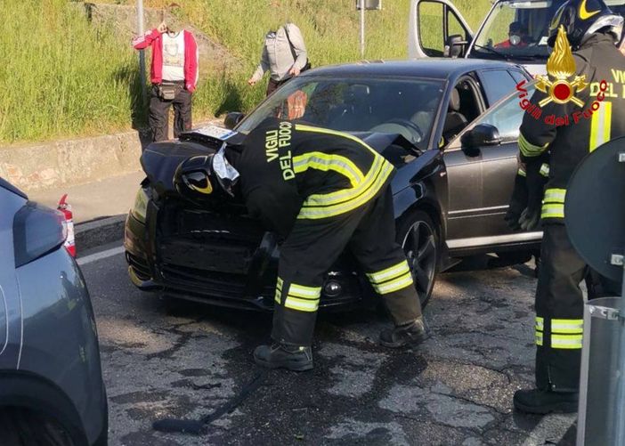 I soccorsi questa mattina in via Trolli a Varese. In basso: le immagini dell'incidente di ieri sera a Osmate