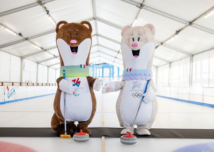 Varese, dopo il boom della fiaccola ecco le mascotte olimpiche in centro. Con un'area per gli sport invernali