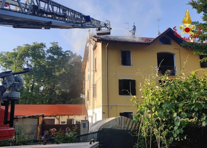 I vigili del fuoco al lavoro sul posto I vigili del fuoco al lavoro sul posto