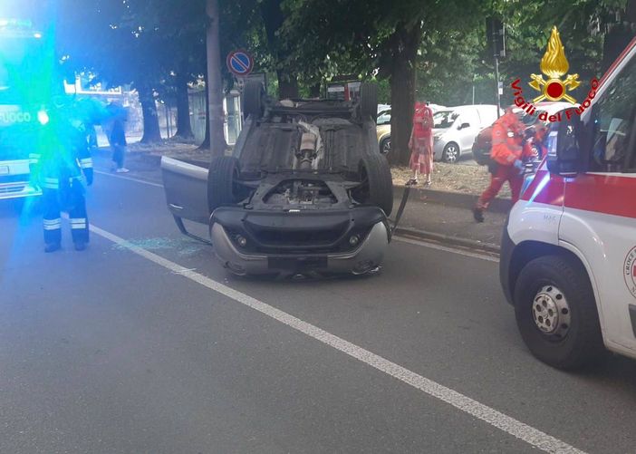 FOTO. Si ribalta con l'auto in mezzo alla strada: attimi di paura a Saronno FOTO. Si ribalta con l'auto in mezzo alla strada: attimi di paura a Saronno