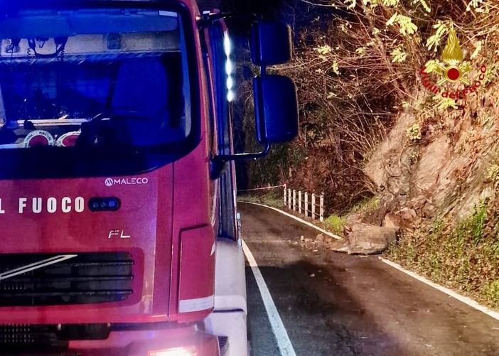 FOTO. Smottamento lungo la Provinciale 61 a Luino: la strada resta chiusa FOTO. Smottamento lungo la Provinciale 61 a Luino: la strada resta chiusa