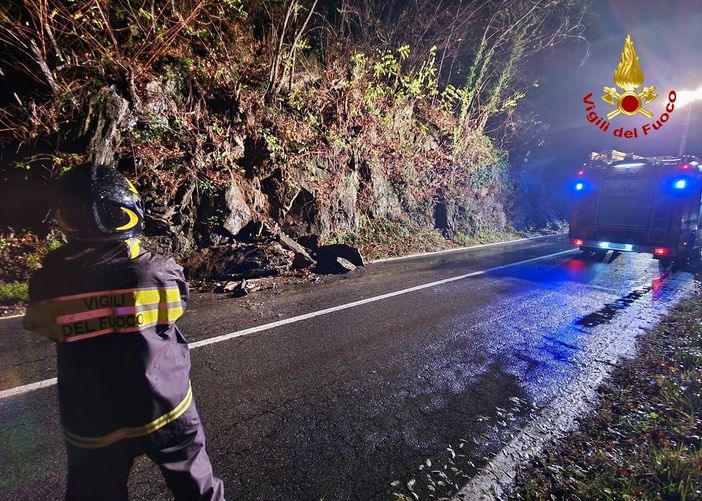 Frana tra Luino e Cremenaga, la statale resta chiusa. Lunghe code a Fornasette