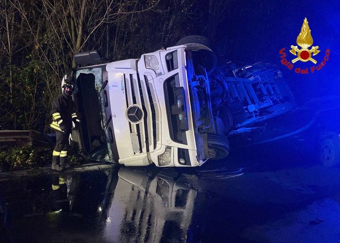 FOTO. Caravate, Tir si ribalta alla rotonda: soccorso il conducente e operazioni di rimozione in corso