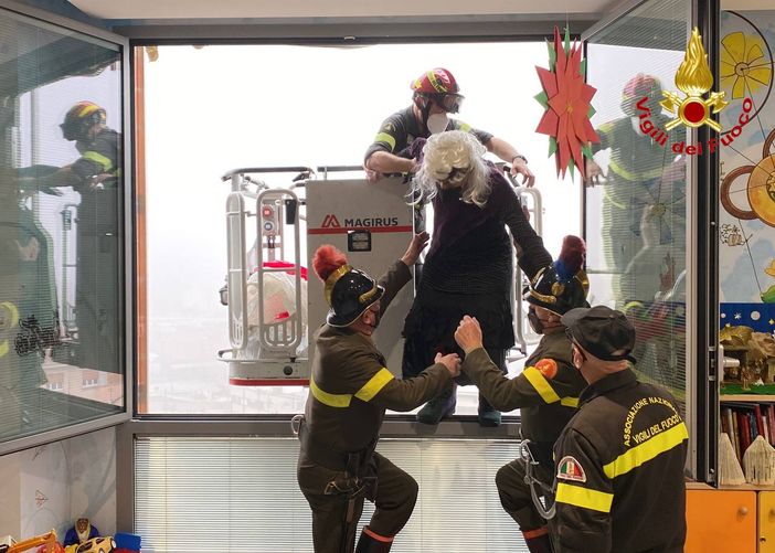 FOTO E VIDEO. La Befana arriva all'ospedale Del Ponte con l'autoscala dei vigili del fuoco