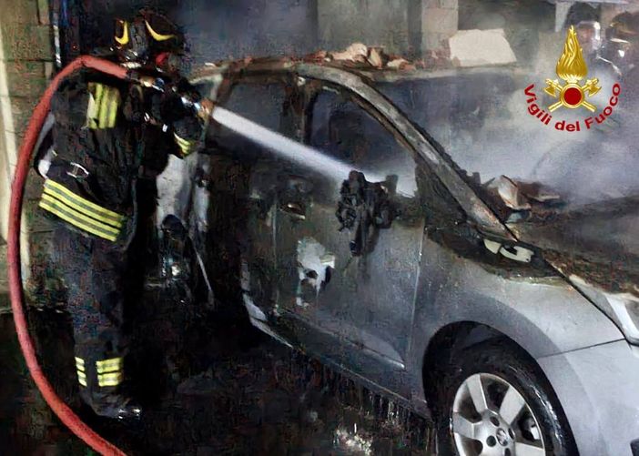 Rogo in un box, i vigili del fuoco intervengono in via Tamagno a Varese