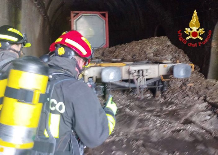 VIDEO E FOTO. Treno merci deragliato per il maltempo: nella galleria del Sasso Galletto di Laveno in azione gli specialisti del nucleo biologico chimico dei vigili del fuoco VIDEO E FOTO. Treno merci deragliato per il maltempo: nella galleria del Sasso Galletto di Laveno in azione gli specialisti del nucleo biologico chimico dei vigili del fuoco