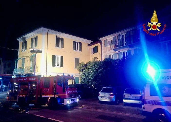 Lo stabile di via Labiena a Laveno dove si è sviluppato l'incendio in cui ha perso la vita una persona