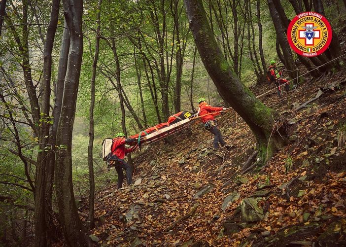 Cercatore di funghi scivola e finisce in un torrente in Val Veddasca: nei boschi di Curiglia l'esercitazione del Soccorso Alpino Cercatore di funghi scivola e finisce in un torrente in Val Veddasca: nei boschi di Curiglia l'esercitazione del Soccorso Alpino