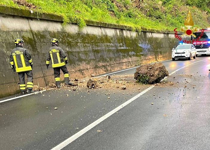 FOTO. Massi si staccano dal versante e precipitano sulla statale a Varese in viale Borri: disagi al traffico FOTO. Massi si staccano dal versante e precipitano sulla statale a Varese in viale Borri: disagi al traffico